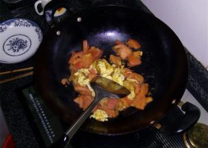 炒出西红柿汁后把鸡蛋倒入锅中，加盐、白糖调味增鲜