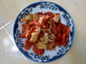 出锅装盘，酸甜可口的西红柿炒蛋做好了