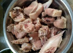 鸭子洗净剁成块状，焯水之后控干水分