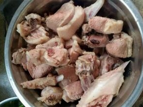 鸭子洗净剁成块状，焯水之后控干水分