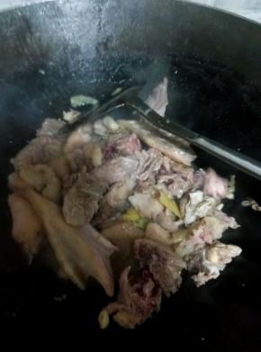 放入鸭肉大火炒至鸭肉变色