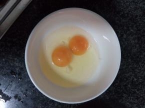 取一干净小碗，把鸡蛋打散在碗中，搅成蛋液