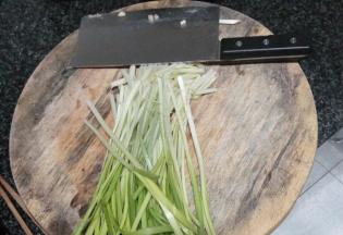 韭黄洗干净后斜切成段备用