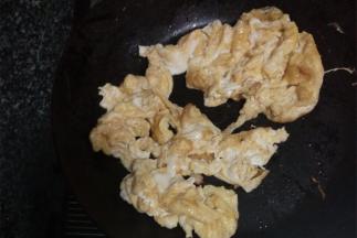 锅中放上适量食用油，油开后把鸡蛋液倒入锅中，待凝固后翻炒，炒熟后出锅