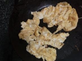 锅中放上适量食用油，油开后把鸡蛋液倒入锅中，待凝固后翻炒，炒熟后出锅