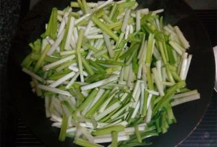 把韭黄段倒入锅中翻炒