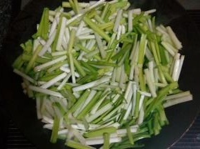 把韭黄段倒入锅中翻炒