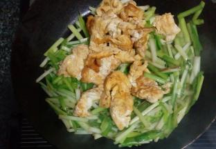 韭黄炒至7成熟，倒入事先炒好的鸡蛋，韭黄炒断生后加盐，翻炒片刻即可出锅