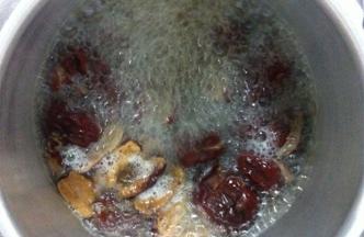 红枣放入锅内中火煮30分钟