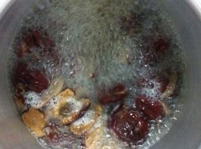红枣放入锅内中火煮30分钟