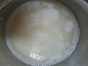 马蹄粉用清水冲开，搅拌均匀