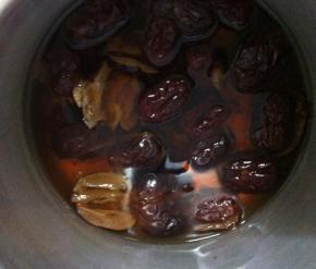 煮好的红枣水捞出红枣和碎末