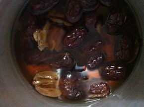 煮好的红枣水捞出红枣和碎末