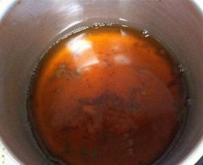 根据个人的喜好加入适量的红糖，搅拌均匀