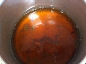 根据个人的喜好加入适量的红糖，搅拌均匀