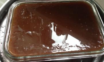 在添加1勺红枣水，蒸5分钟。直到红枣水用完