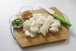 萝卜去皮切片，年糕切片，小葱切葱花，海米用清水洗干净