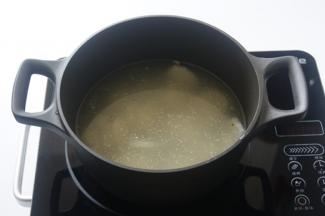 锅中加清水和高汤，放入白萝卜片和海米，加盖煮开，煮开后调小火将萝卜煮熟