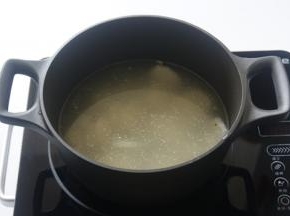 锅中加清水和高汤，放入白萝卜片和海米，加盖煮开，煮开后调小火将萝卜煮熟