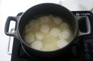 萝卜煮软熟后将火调成大火，放入年糕片