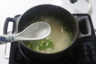 年糕煮软后，撒上葱花和盐，微微煮一小会即可