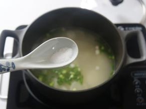 年糕煮软后，撒上葱花和盐，微微煮一小会即可