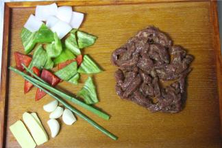 事先准备工作: 将牛里脊肉切条，然后放料酒，盐，生粉腌制十五分钟。

青红椒、洋葱切片

姜蒜葱备好