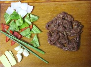 事先准备工作: 将牛里脊肉切条，然后放料酒，盐，生粉腌制十五分钟。

青红椒、洋葱切片

姜蒜葱备好
