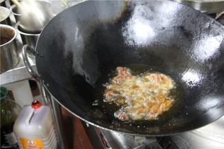 坐锅烧油，然后倒入牛柳