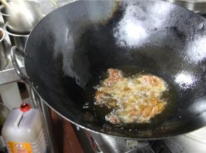 坐锅烧油，然后倒入牛柳