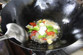 然后再倒入青红椒片和洋葱片一起过油