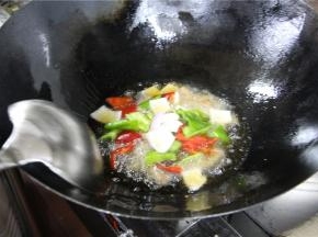 然后再倒入青红椒片和洋葱片一起过油