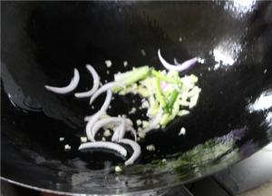 锅中留点油，然后将葱段，蒜泥，洋葱丝爆香
