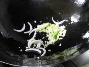锅中留点油，然后将葱段，蒜泥，洋葱丝爆香