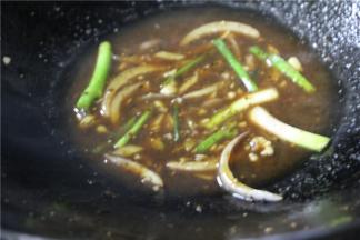 然后继续再放酱油膏，少许老抽，黑椒碎，鸡精，白糖，最后加点高汤让调料更好的混合在一起