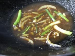 然后继续再放酱油膏，少许老抽，黑椒碎，鸡精，白糖，最后加点高汤让调料更好的混合在一起