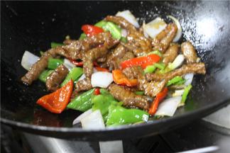 最后把事先过油得材料倒入锅中继续翻炒一分钟就可以出锅