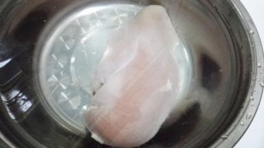 买来的鸡胸肉放在清水中清洗一下