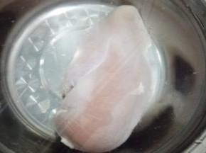 买来的鸡胸肉放在清水中清洗一下