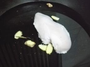 锅内加冷水，放入少量的料酒和姜片，将鸡胸放入水中煮开