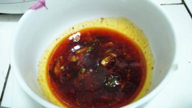 将辣椒油，盐，鸡精和生抽醋放在碗里，搅拌均匀。可以适当的添加自己喜欢的佐料。