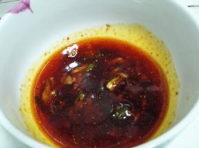 将辣椒油，盐，鸡精和生抽醋放在碗里，搅拌均匀。可以适当的添加自己喜欢的佐料。
