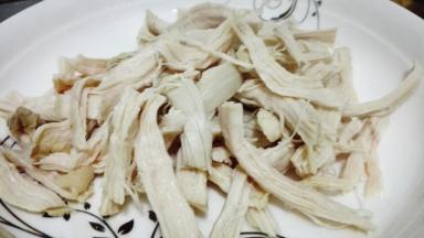 鸡肉冷透之后用手撕成条状