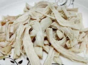 鸡肉冷透之后用手撕成条状