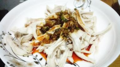 将调好的调料淋在鸡肉上即可食用