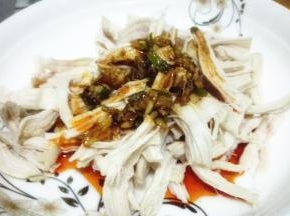 将调好的调料淋在鸡肉上即可食用
