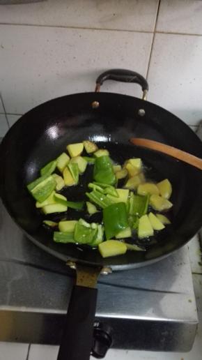 煎至土豆表面金黄即可，放入青椒，过一下油即可捞出