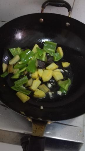 放入青椒土豆茄子翻炒