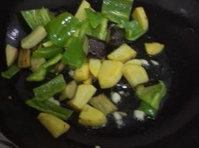 放入青椒土豆茄子翻炒