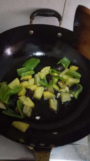 放入生抽，盐和鸡精搅拌均匀